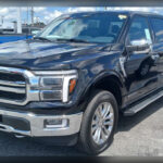 La Ford F-150 PowerBoost Hybrid 2026 confirma que las camionetas de gran tamaño ya no tienen por qué estar asociadas a consumos elevados. Gracias a su sistema híbrido, logra entre 22 y 24 MPG combinados mientras mantiene una gran capacidad de carga, excelentes cifras de remolque y la popular función de generador integrado que la distingue de muchos competidores.
