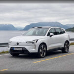 El futuro Volvo EX60 buscará consolidar la presencia de la marca sueca en el segmento premium eléctrico. Su construcción mediante técnicas de mega-fundición permitirá reducir peso y aumentar la rigidez estructural. Además, incorporará sensores láser avanzados ubicados en el techo, una tecnología diseñada para impulsar futuras funciones de conducción automatizada en autopistas y mejorar aún más los estándares de seguridad.