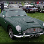 El Aston Martin DB5 es sinónimo de sofisticación y estilo atemporal. Su estrecha relación con el personaje de James Bond lo convirtió en un icono cultural que trasciende el mundo del automóvil. Sus líneas elegantes, las llantas de radios cromadas y su refinado diseño siguen despertando admiración más de medio siglo después de su debut.