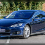 Los coches eléctricos ofrecen importantes ventajas en eficiencia energética y costes de combustible. Sin embargo, uno de los mayores temores de los propietarios es el reemplazo de la batería. Cuando llega el momento de sustituirla, el coste puede alcanzar cifras muy elevadas, convirtiéndose en una de las reparaciones más caras del sector automovilístico.