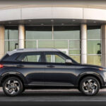 Con apenas 4,04 metros de longitud, el Hyundai Venue se sitúa entre los SUV más pequeños del mercado. Su principal atractivo es combinar un precio de acceso muy bajo con 31 mpg de consumo combinado y una garantía de 10 años o 100.000 millas para el tren motriz. A ello suma un completo paquete de asistentes de seguridad desde las versiones básicas.