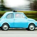 El Fiat 500 llegó en un momento clave para la recuperación económica de Italia. Compacto, asequible y extremadamente sencillo de mantener, ofrecía una alternativa real a las motocicletas y scooters que dominaban las carreteras italianas. Sus 3,5 millones de unidades vendidas durante casi dos décadas transformaron a Fiat en una potencia industrial y consolidaron su liderazgo en Europa.