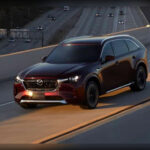 Con la llegada del Mazda CX-90, la marca japonesa dejó atrás al CX-9 para apostar por una propuesta claramente más ambiciosa. El nuevo modelo introdujo materiales de alta calidad, mecánicas electrificadas y una experiencia de conducción mucho más refinada. Estas mejoras acercaron al CX-90 al territorio de las marcas premium, manteniendo al mismo tiempo una excelente relación entre equipamiento y precio.