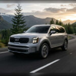 El Kia Telluride sigue siendo uno de los SUV más valorados por las familias gracias a su espacioso interior, abundante tecnología y una de las garantías más generosas del mercado. A pesar de competir con modelos considerablemente más caros, mantiene una excelente relación calidad-precio. El precio inicial estimado para 2026 es de 39.000 dólares.