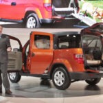 Cuando el Element debutó a comienzos de los años 2000, su estética cuadrada dividía opiniones y limitó parte de su éxito comercial. Sin embargo, el panorama actual es muy distinto. Los SUV con líneas robustas y angulosas gozan de una enorme aceptación, algo que Honda ya ha comprobado con modelos como el Honda Passport TrailSport. Todo indica que el momento elegido para recuperar el Element podría ser mucho más favorable que hace dos décadas.