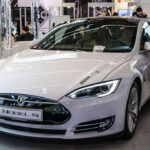La introducción del sistema Autopilot en el Tesla Model S representó uno de los mayores avances recientes en asistencia a la conducción. Gracias al uso de inteligencia artificial, sensores avanzados y aprendizaje automático, Tesla aceleró el desarrollo de tecnologías semiautónomas en toda la industria. Aunque la conducción completamente autónoma aún sigue evolucionando, este sistema cambió para siempre las expectativas de los consumidores sobre el futuro del automóvil.