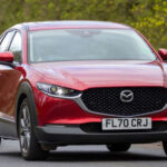 El Mazda CX-5 ha logrado posicionarse como una de las alternativas más fiables dentro del competitivo segmento SUV. La apuesta de Mazda por soluciones mecánicas probadas y relativamente sencillas ayuda a reducir la aparición de fallos importantes. Con un mantenimiento adecuado, numerosos propietarios reportan una experiencia de uso prácticamente libre de problemas durante años.