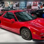 El Acura NSX de primera generación revolucionó el segmento de los superdeportivos al demostrar que un coche exótico podía ser fiable y fácil de conducir a diario. Su construcción ligera, su motor V6 central y el desarrollo en el que participó Ayrton Senna marcaron un antes y un después en la industria. Aunque nunca logró las cifras de ventas de sus rivales europeos, su influencia técnica sigue siendo enorme décadas después.
