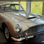 Pocos coches están tan ligados a la cultura popular como el Aston Martin DB5. Fabricado entre 1963 y 1965, combinaba lujo, refinamiento y excelentes prestaciones gracias a su motor de seis cilindros en línea. Su inolvidable papel junto a James Bond en 