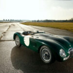 Basado en el elegante Jaguar XK120, el Jaguar C-Type fue desarrollado específicamente para competir al máximo nivel. Gracias a una carrocería optimizada aerodinámicamente y una mecánica fiable, consiguió ganar las 24 Horas de Le Mans en su debut en 1951. Dos años más tarde repetiría la hazaña, consolidando a Jaguar como una de las grandes referencias de la competición de resistencia.