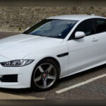El futuro Jaguar X900 representará una transformación radical para la histórica marca británica. Esta berlina de lujo totalmente eléctrica combinará un diseño elegante y aerodinámico con una avanzada tecnología de propulsión. Además, será uno de los modelos clave en la estrategia de electrificación total que Jaguar está desarrollando para los próximos años.