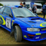 El Subaru Impreza WRX encontró su momento ideal cuando el Campeonato Mundial de Rally ganaba seguidores en todo el mundo. Su combinación de motor turboalimentado, tracción integral y comportamiento dinámico ofrecía una experiencia única para los amantes de la conducción. Inspirado directamente en la competición, el WRX permitió que miles de aficionados disfrutaran en carretera de una auténtica máquina con ADN de rally.