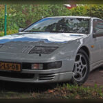 El Nissan 300ZX Twin Turbo fue uno de los deportivos tecnológicamente más avanzados de su generación. Su motor V6 biturbo proporcionaba una aceleración contundente, mientras que su diseño futurista y su refinado comportamiento dinámico le permitían competir con algunos de los mejores deportivos del mundo. Aunque en ocasiones quedó eclipsado por otros iconos japoneses, continúa siendo una de las grandes referencias del rendimiento nipón de los años 90.