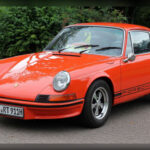 El Porsche 911 Carrera RS de 1973 elevó el concepto de coche deportivo a un nuevo nivel. Gracias a su peso reducido y a su motor bóxer de seis cilindros y 2,7 litros con 210 CV, era capaz de acelerar de 0 a 100 km/h en menos de seis segundos. Su legendario alerón 