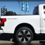 Uno de los principales rivales será Slate, una startup que apuesta por una filosofía completamente diferente. Mientras Ford pretende ofrecer un vehículo completo desde el primer momento, Slate prioriza un precio inicial más bajo mediante una configuración básica que permite a los clientes añadir equipamiento y accesorios posteriormente según sus necesidades.