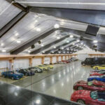 No todas estas casas responden al mismo perfil. Algunas están pensadas para exhibir hypercars en un entorno ultramoderno, mientras que otras priorizan la calidez, la intimidad o la integración con paisajes naturales. También cambia la manera en la que cada propietario entiende su colección: hay quienes buscan un espacio casi museístico y quienes prefieren una relación más relajada, donde los autos forman parte de la rutina sin necesidad de solemnidad. Justamente por eso estas propiedades resultan tan atractivas: porque muestran que la pasión por el automóvil también puede expresarse a través de la arquitectura de formas muy diferentes.