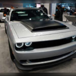 El espectacular Dodge Challenger SRT Demon 170 llevó el concepto de potencia al límite con un motor V8 Hemi sobrealimentado de 6,2 litros capaz de generar 1.025 CV. Equipado con suspensión reforzada, neumáticos específicos para aceleración y una avanzada refrigeración, se convirtió en uno de los automóviles de producción más brutales y rápidos de la historia reciente.
