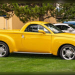 La Chevrolet SSR sigue siendo una de las propuestas más extravagantes jamás lanzadas por General Motors. Su diseño retro, techo rígido retráctil y motor V8 la diferenciaban de cualquier otra pick-up del mercado. Su corta producción entre 2003 y 2006, con poco más de 24.000 unidades, ha impulsado su valor entre los coleccionistas.