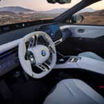 A pesar de su tamaño y del peso asociado a su batería, el nuevo iX3 conserva gran parte del comportamiento dinámico característico de BMW. En modo Sport ofrece aceleraciones contundentes y un excelente control de la carrocería en curvas rápidas, transmitiendo una sensación de agilidad poco habitual en un SUV eléctrico de estas dimensiones.