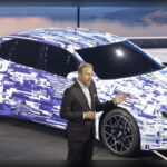BMW ha situado el i3 como un modelo estratégico dentro de su expansión eléctrica global. Su papel no es solo el de una berlina eléctrica más, sino el de un producto clave para reforzar la presencia de la marca en mercados donde la electrificación avanza a distintos ritmos, especialmente en Europa, China y Estados Unidos.