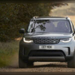 El Land Rover Discovery Sport ofrece una imagen premium y un equipamiento tecnológico atractivo, pero distintos estudios de fiabilidad lo han situado por debajo de la media del segmento. Los propietarios suelen mencionar problemas eléctricos y averías mecánicas que incrementan los costes de mantenimiento, un aspecto clave a considerar antes de comprar una unidad usada.