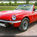 El Triumph Spitfire permitió que miles de conductores descubrieran el placer de conducir un roadster británico sin realizar una gran inversión. Compacto, ligero y muy ágil, priorizaba las sensaciones al volante por encima de las prestaciones absolutas. Su diseño atractivo y su facilidad de conducción ayudaron a convertirlo en uno de los deportivos descapotables más reconocibles de la historia británica.