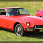 El Datsun 240Z revolucionó el segmento de los deportivos al ofrecer un diseño atractivo, un comportamiento dinámico sobresaliente y una fiabilidad muy superior a la de muchos rivales europeos. Su éxito internacional demostró que los fabricantes japoneses podían competir al máximo nivel, cambiando para siempre la percepción del automóvil deportivo.