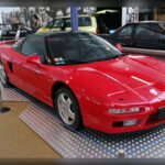 El Honda NSX sorprendió al mundo al demostrar que un superdeportivo podía combinar prestaciones de primer nivel con una fiabilidad excepcional. Su construcción en aluminio, su avanzada ingeniería y un comportamiento fácil de aprovechar marcaron un antes y un después en el segmento, obligando incluso a fabricantes europeos a replantearse el desarrollo de sus deportivos.