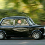 El Radford Mini de Ville transformó el popular Mini en un auténtico automóvil de lujo. El prestigioso carrocero Radford, conocido por trabajar con marcas como Rolls-Royce y Bentley, incorporó materiales de primera calidad, equipamientos exclusivos y múltiples opciones de personalización. Fue elegido por numerosas celebridades de los años 60 que buscaban un coche urbano sin renunciar al refinamiento.