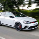 El Volkswagen Golf GTI Clubsport S llevó el concepto GTI al máximo nivel con más de 300 CV, reducción de peso y ajustes de circuito. Su comportamiento sorprendentemente neutro lo convirtió en uno de los tracción delantera más rápidos y eficaces jamás construidos.