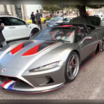 Pocos aficionados conocen al Falcon F7, un superdeportivo fabricado en Michigan del que apenas se habían producido siete unidades hasta 2021. Utiliza un motor LS V8 preparado por Lingenfelter que puede alcanzar hasta 1.100 caballos de potencia. Gracias a su construcción en fibra de carbono y Kevlar, pesa menos que muchos deportivos compactos actuales, ofreciendo una relación peso-potencia extraordinaria.