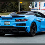 El Chevrolet Corvette Z06 llevó al mítico deportivo estadounidense a una nueva dimensión gracias a su configuración de motor central. Equipado con un V8 de cigüeñal plano capaz de alcanzar altas revoluciones, ofrece prestaciones comparables a las de muchos exóticos europeos. Su combinación de rendimiento, tecnología y precio lo convierte en uno de los deportivos más admirados de la actualidad.