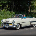 Modelos históricos como el Ford Mustang de los años 60 o el Chevrolet Bel Air continúan despertando admiración entre los coleccionistas. El problema aparece cuando es necesario encontrar piezas originales o compatibles. La escasez de componentes y la necesidad de especialistas en restauración hacen que los costes se disparen rápidamente.