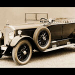 El Mercedes 24/110/160hp marcó una nueva etapa para la compañía tras la llegada de Ferdinand Porsche como máximo responsable técnico. Equipado con un avanzado sistema de sobrealimentación, podía desarrollar hasta 160 CV, una cifra extraordinaria para la década de 1920. Además de sus innovaciones mecánicas, Mercedes lo presentó como un enorme salto tecnológico para la producción automovilística de la época.