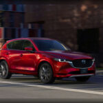 El Mazda CX-5 cierra la lista con un motor atmosférico de 2,5 litros que desarrolla 187 CV. Más allá de las cifras, destaca por ofrecer uno de los interiores más refinados del segmento y un comportamiento dinámico que lo sitúa entre los SUV más agradables de conducir. Su combinación de calidad, confort y respuesta mecánica sigue siendo una de las más valoradas por los conductores.