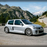 El Renault Clio V6 sorprendió al mundo al instalar un motor V6 en posición central tras los asientos delanteros de un pequeño utilitario. Esta configuración generó una distribución de pesos muy peculiar y un comportamiento dinámico difícil de anticipar. Su corta distancia entre ejes favorecía reacciones extremadamente rápidas, provocando trompos repentinos a alta velocidad que incluso conductores experimentados encontraban difíciles de controlar.