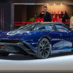 El McLaren Speedtail apuesta por una filosofía diferente, fusionando el confort de un gran turismo con prestaciones de hipercoche. Su sistema híbrido desarrolla 1.036 CV, permitiéndole alcanzar una velocidad máxima cercana a los 403 km/h. Su diseño alargado y futurista ha sido concebido para cortar el aire con una eficiencia excepcional.