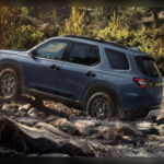 Las recientes actualizaciones del Honda Pilot reforzaron tanto su versatilidad como sus capacidades fuera del asfalto. El SUV incorporó nuevas tecnologías, mejoró su equipamiento de seguridad y añadió versiones con un enfoque más aventurero. Todo ello sin perder el amplio espacio interior y la practicidad que lo han convertido durante años en una de las opciones favoritas para las familias que buscan comodidad y funcionalidad.