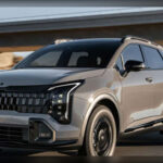 El Kia Sportage Hybrid destaca por ofrecer una de las cabinas más amplias de su categoría. Con un precio inferior a los 31.000 dólares, presume de una excelente capacidad de carga y gran espacio para las piernas de los pasajeros. A ello se suma la reconocida garantía de 10 años o 100.000 millas, una de las más completas de toda la industria automotriz.
