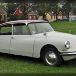 Cuando el Citroën DS debutó en 1955, parecía un automóvil procedente de otra época. Su carrocería aerodinámica, sus líneas suaves y su innovadora concepción estética rompieron por completo con los estándares de la industria. Más allá de su revolucionaria tecnología, el DS demostró que un fabricante podía arriesgarse con un diseño radical y aun así conquistar al público, convirtiéndose en uno de los vehículos más influyentes jamás producidos.