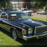 El Chrysler Cordoba nunca figuró entre los grandes iconos estadounidenses, pero su personalidad única y su elegante diseño le han permitido ganar protagonismo en los últimos años. Los coleccionistas comenzaron a buscar modelos diferentes y menos habituales, impulsando el valor de este coupé de lujo. Los ejemplares mejor conservados muestran una clara tendencia alcista en el mercado.