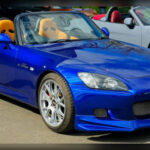 El Honda S2000 es uno de los roadster más admirados de las últimas décadas gracias a su conducción precisa y a uno de los motores atmosféricos más espectaculares jamás fabricados. Aunque fue muy valorado por la prensa especializada, muchos compradores dudaron mientras estuvo a la venta. Tras el final de su producción, su cotización comenzó a crecer de forma constante, convirtiéndolo en uno de los deportivos japoneses más deseados del mercado actual.