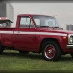 La Mazda Rotary Engine Pickup (REPU) ocupa un lugar único en la historia del automóvil. Fue la única camioneta de producción equipada con un motor rotativo Wankel, concretamente el conocido propulsor 13B. Entre 1974 y 1977 se fabricaron unas 15.000 unidades, convirtiéndola en una de las rarezas mecánicas más fascinantes jamás creadas.