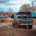 Las pick-ups con tracción total demostraron ser fundamentales para superar barro, nieve y terrenos complicados durante todo el año. A su vez, las versiones equipadas con plataformas planas se convirtieron en auténticas herramientas multifunción capaces de transportar pacas de heno, maquinaria, madera o cualquier carga imaginable. Su enorme versatilidad explica por qué muchas de ellas siguen siendo imprescindibles en algunas explotaciones agrícolas incluso hoy.