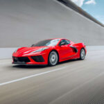 El Chevrolet Corvette Stingray Coupe 2020 es uno de los casos más espectaculares de esta lista. Su precio original era de 81.425 dólares, pero determinadas unidades alcanzaron 98.135 dólares en el mercado de ocasión. La enorme demanda, las listas de espera y el prestigio de esta generación del Corvette permitieron que muchos propietarios vendieran su deportivo por bastante más dinero del que habían pagado al comprarlo nuevo.