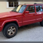 El Jeep Cherokee XJ llegó cuando el mercado comenzaba a demandar vehículos capaces de combinar comodidad para el día a día con auténticas capacidades todoterreno. Su construcción monocasco, sus dimensiones contenidas y un interior muy versátil ayudaron a redefinir el concepto de SUV moderno, convirtiéndose en una referencia que todavía influye en este segmento.