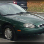 El Mercury Sable compartía gran parte de su desarrollo con el Ford Taurus, aunque apostaba por una imagen más distinguida gracias a su característico frontal de faro único. Durante años fue un sedán muy habitual en Estados Unidos por su comodidad, suavidad de marcha y amplio habitáculo, pero desapareció junto con la marca Mercury.