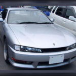 El Nissan Silvia S14 se convirtió en uno de los coches más importantes para el crecimiento del drifting gracias a su equilibrado chasis, su motor turbo de gran potencial y un enorme catálogo de piezas de preparación. Su precio relativamente asequible y su facilidad para modificarlo hicieron que fuera una de las plataformas más utilizadas por pilotos y aficionados, consolidando la expansión mundial de la cultura japonesa del motor.
