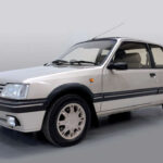 El Peugeot 205 Gentry, presentado en 1991, sustituyó parte del carácter radical del GTI por una imagen mucho más elegante. Incorporaba detalles cromados, nuevas llantas, colores exclusivos y un interior más refinado, aunque mantenía el motor 1.9 litros y buena parte del comportamiento dinámico que convirtió al 205 en uno de los compactos más exitosos de Europa.