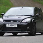 El Ford Focus RS500 fue una evolución extrema del Focus RS, con potencia aumentada y una producción limitada que lo hizo muy exclusivo. Su comportamiento dinámico era muy agresivo, con un chasis capaz de gestionar grandes niveles de potencia con eficacia.